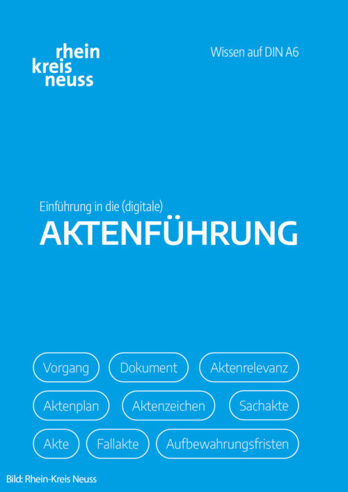 Zu sehen ist das blaue Cover eines Heftchens „Einführung in die (digitale) Aktenführung“. Anhand des Logos ist erkennbar, dass Herausgeber der Rhein-Kreis Neuss ist.