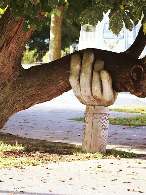 Baum stützende Hand