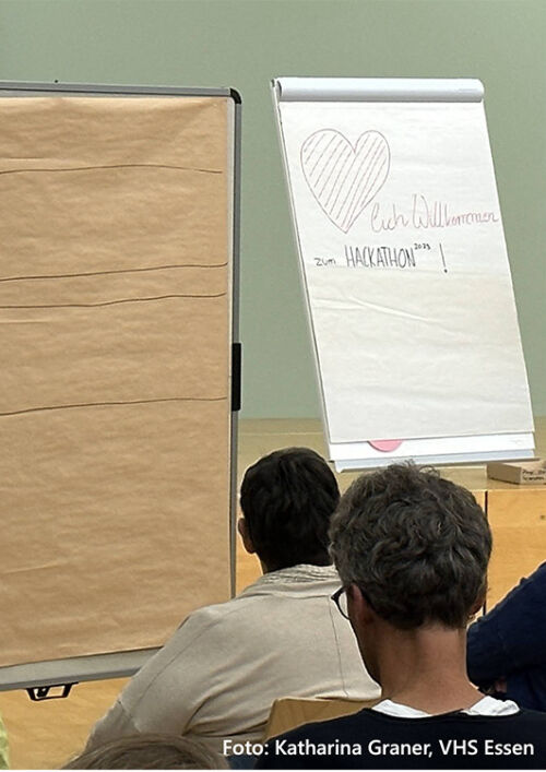 Szene zu Beginn des Hack… Willkommens-Flipchart.